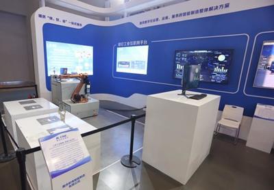 絡釘工業(yè)互聯網平臺、絡釘復合機器人系統。重慶機電集團供圖