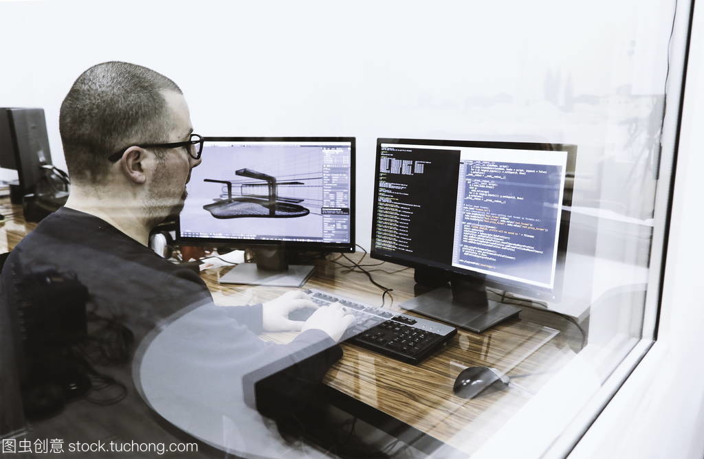 軟件編程開(kāi)發(fā)人員在工作室辦公室項(xiàng)目中的關(guān)鍵角色與挑戰(zhàn)